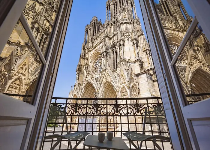 Au Pied De La Cathedrale #Vuemagique